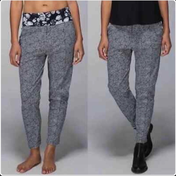 Lululemon Departure Pant Plush Petal Black Floral Cropped Casual Pants Size 4 - Picture 1 of 8
